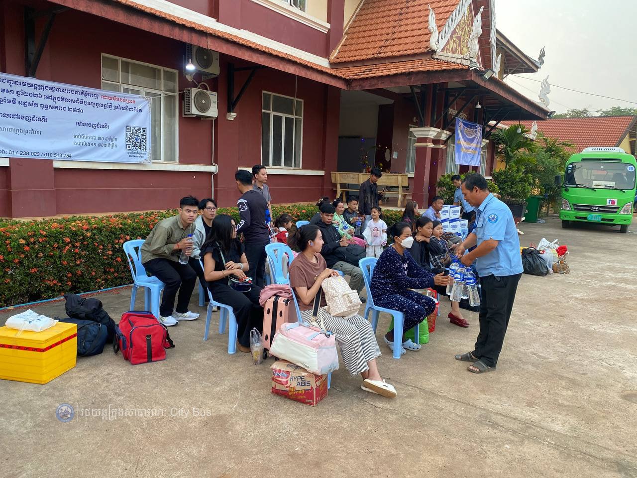 ទិដ្ឋភាព បងប្អូនប្រជាពលរដ្ឋមកទទួលសេវារថយន្ដក្រុងសាធារណ: " ជិះដោយមិនបង់ប្រាក់ " ពីរាជធានីភ្នំពេញទៅតាមបណ្តាខេត្ត និងពីបណ្ដាខេត្ដមករាជធានីភ្នំពេញ នៅថ្ងៃដឹកជញ្ជូនទី៣នាព្រឹក ថ្ងៃទី១៦ ខែមេសា ឆ្នាំ២០២៦។ - image 33