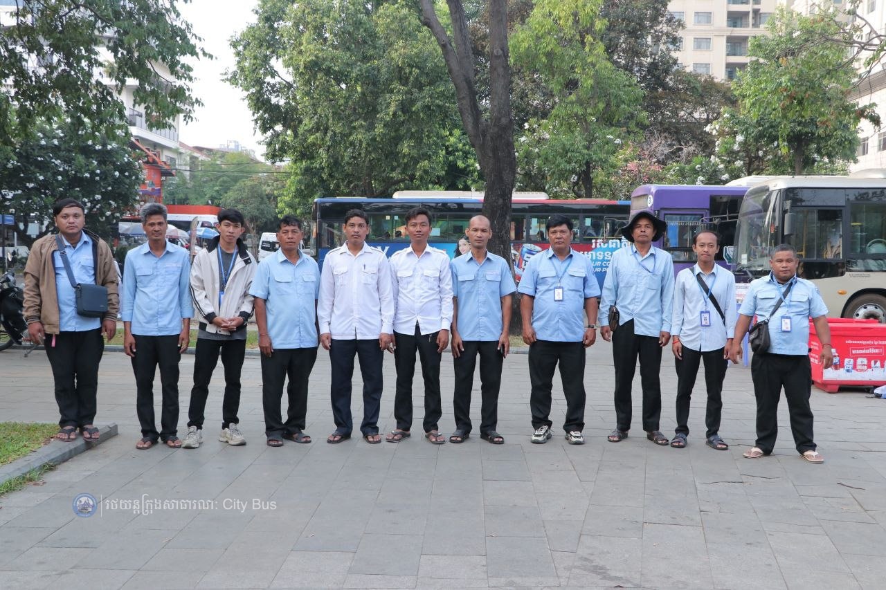 ទិដ្ឋភាព បងប្អូនប្រជាពលរដ្ឋមកទទួលសេវារថយន្ដក្រុងសាធារណ: " ជិះដោយមិនបង់ប្រាក់ " ពីរាជធានីភ្នំពេញទៅតាមបណ្តាខេត្ត និងពីបណ្ដាខេត្ដមករាជធានីភ្នំពេញ នៅថ្ងៃដឹកជញ្ជូនទី៣នាព្រឹក ថ្ងៃទី១៦ ខែមេសា ឆ្នាំ២០២៦។ - image 34