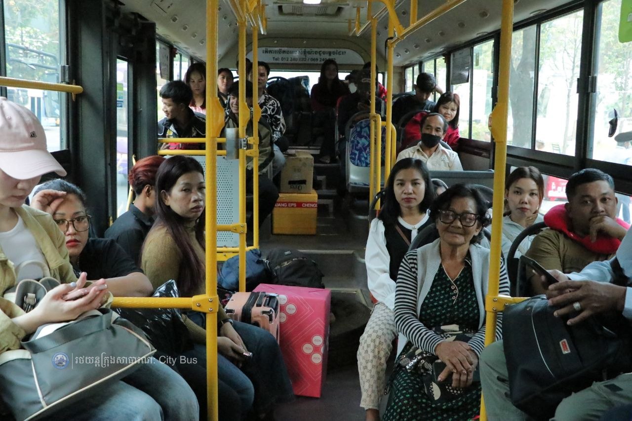 ទិដ្ឋភាព បងប្អូនប្រជាពលរដ្ឋមកទទួលសេវារថយន្ដក្រុងសាធារណ: " ជិះដោយមិនបង់ប្រាក់ " ពីរាជធានីភ្នំពេញទៅតាមបណ្តាខេត្ត និងពីបណ្ដាខេត្ដមករាជធានីភ្នំពេញ នៅថ្ងៃដឹកជញ្ជូនទី៣នាព្រឹក ថ្ងៃទី១៦ ខែមេសា ឆ្នាំ២០២៦។ - image 35