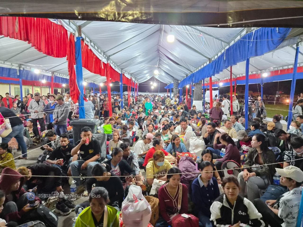 ឯកឧត្ដម ឃួង ស្រេង អភិបាល នៃគណៈអភិបាលរាជធានីភ្នំពេញ និង ឯកឧត្ដម ហេង សួរ រដ្ឋមន្ដ្រីក្រសួងការងារ និងបណ្ដុះបណ្ដាលវិជ្ជាជីវ: បានឆ្លៀតពេលដ៏មមាញឹកអញ្ជើញមកជូនដំណើរបងប្អូនប្រជាពលរដ្ឋ ដែលធ្វើដំណើរតាមរថយន្តក្រុងសាធារណៈ - image 9