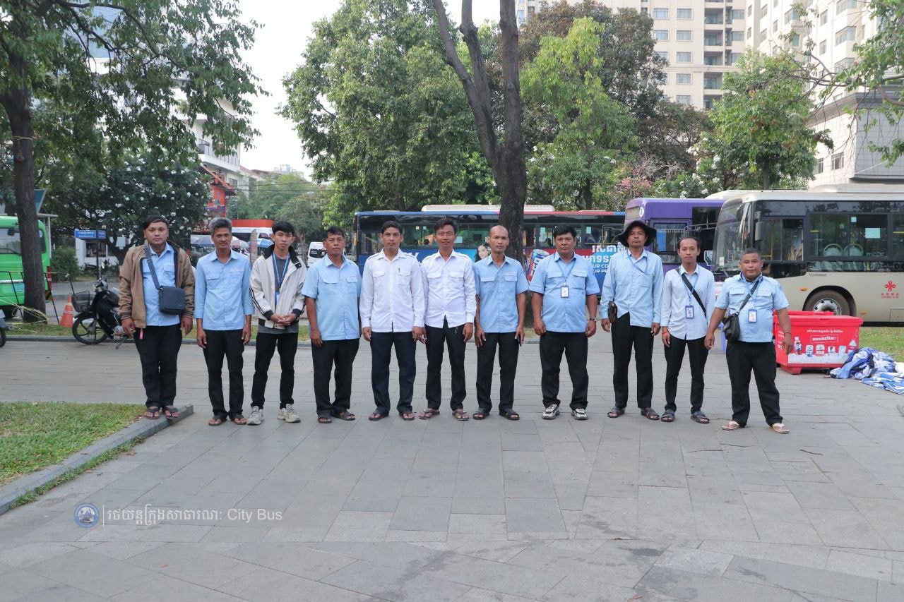 ទិដ្ឋភាព បងប្អូនប្រជាពលរដ្ឋមកទទួលសេវារថយន្ដក្រុងសាធារណ: " ជិះដោយមិនបង់ប្រាក់ " ពីរាជធានីភ្នំពេញទៅតាមបណ្តាខេត្ត និងពីបណ្ដាខេត្ដមករាជធានីភ្នំពេញ នៅថ្ងៃដឹកជញ្ជូនទី៣នាព្រឹក ថ្ងៃទី១៦ ខែមេសា ឆ្នាំ២០២៦។ - image 36