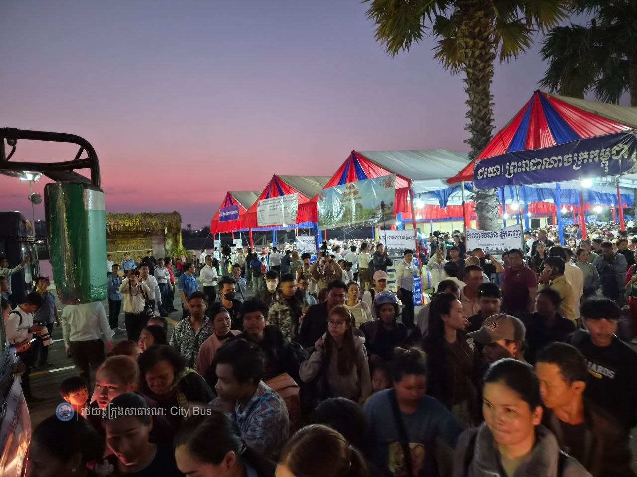 ឯកឧត្ដម ឃួង ស្រេង អភិបាល នៃគណៈអភិបាលរាជធានីភ្នំពេញ និង ឯកឧត្ដម ហេង សួរ រដ្ឋមន្ដ្រីក្រសួងការងារ និងបណ្ដុះបណ្ដាលវិជ្ជាជីវ: បានឆ្លៀតពេលដ៏មមាញឹកអញ្ជើញមកជូនដំណើរបងប្អូនប្រជាពលរដ្ឋ ដែលធ្វើដំណើរតាមរថយន្តក្រុងសាធារណៈ - image 10