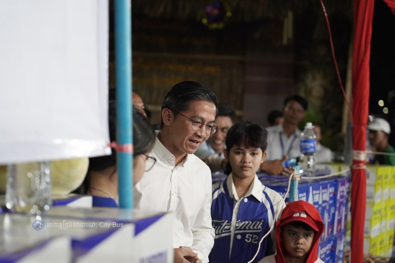 ឯកឧត្ដម ឃួង ស្រេង អភិបាល នៃគណៈអភិបាលរាជធានីភ្នំពេញ និង ឯកឧត្ដម ហេង សួរ រដ្ឋមន្ដ្រីក្រសួងការងារ និងបណ្ដុះបណ្ដាលវិជ្ជាជីវ: បានឆ្លៀតពេលដ៏មមាញឹកអញ្ជើញមកជូនដំណើរបងប្អូនប្រជាពលរដ្ឋ ដែលធ្វើដំណើរតាមរថយន្តក្រុងសាធារណៈ - image 11