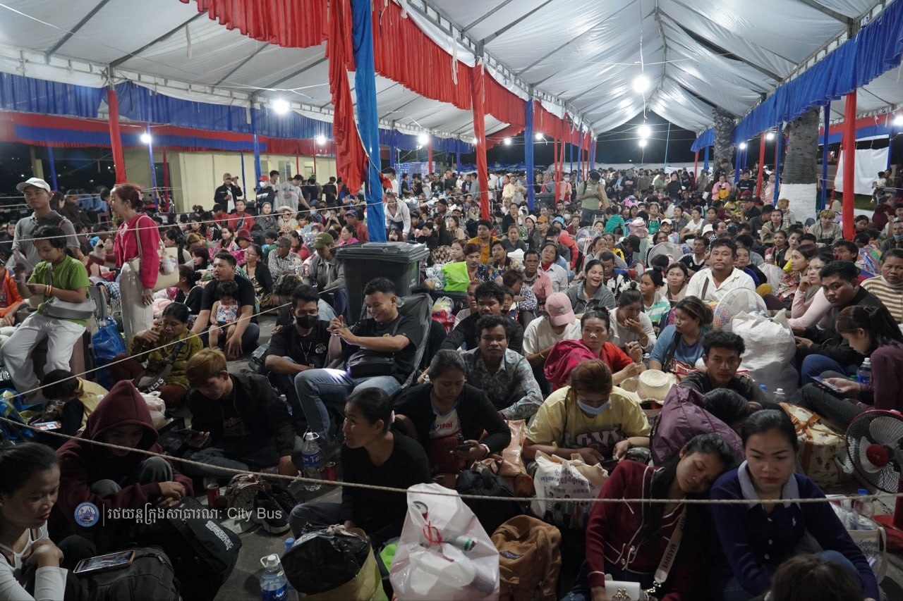 ឯកឧត្ដម ឃួង ស្រេង អភិបាល នៃគណៈអភិបាលរាជធានីភ្នំពេញ និង ឯកឧត្ដម ហេង សួរ រដ្ឋមន្ដ្រីក្រសួងការងារ និងបណ្ដុះបណ្ដាលវិជ្ជាជីវ: បានឆ្លៀតពេលដ៏មមាញឹកអញ្ជើញមកជូនដំណើរបងប្អូនប្រជាពលរដ្ឋ ដែលធ្វើដំណើរតាមរថយន្តក្រុងសាធារណៈ - image 12