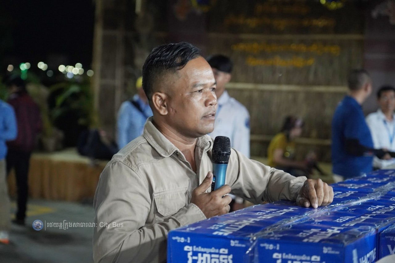 ឯកឧត្ដម ឃួង ស្រេង អភិបាល នៃគណៈអភិបាលរាជធានីភ្នំពេញ និង ឯកឧត្ដម ហេង សួរ រដ្ឋមន្ដ្រីក្រសួងការងារ និងបណ្ដុះបណ្ដាលវិជ្ជាជីវ: បានឆ្លៀតពេលដ៏មមាញឹកអញ្ជើញមកជូនដំណើរបងប្អូនប្រជាពលរដ្ឋ ដែលធ្វើដំណើរតាមរថយន្តក្រុងសាធារណៈ - image 13