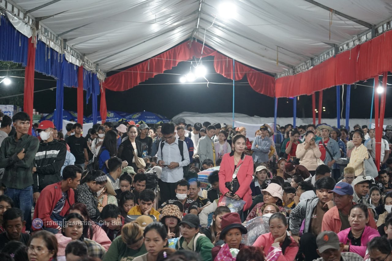 ឯកឧត្ដម ឃួង ស្រេង អភិបាល នៃគណៈអភិបាលរាជធានីភ្នំពេញ និង ឯកឧត្ដម ហេង សួរ រដ្ឋមន្ដ្រីក្រសួងការងារ និងបណ្ដុះបណ្ដាលវិជ្ជាជីវ: បានឆ្លៀតពេលដ៏មមាញឹកអញ្ជើញមកជូនដំណើរបងប្អូនប្រជាពលរដ្ឋ ដែលធ្វើដំណើរតាមរថយន្តក្រុងសាធារណៈ - image 14