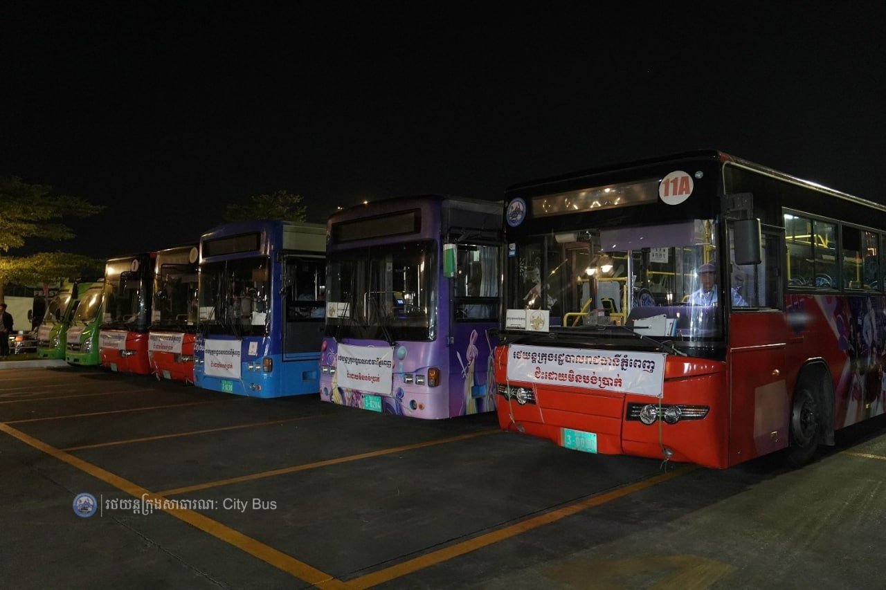 ឯកឧត្ដម ឃួង ស្រេង អភិបាល នៃគណៈអភិបាលរាជធានីភ្នំពេញ និង ឯកឧត្ដម ហេង សួរ រដ្ឋមន្ដ្រីក្រសួងការងារ និងបណ្ដុះបណ្ដាលវិជ្ជាជីវ: បានឆ្លៀតពេលដ៏មមាញឹកអញ្ជើញមកជូនដំណើរបងប្អូនប្រជាពលរដ្ឋ ដែលធ្វើដំណើរតាមរថយន្តក្រុងសាធារណៈ - image 15