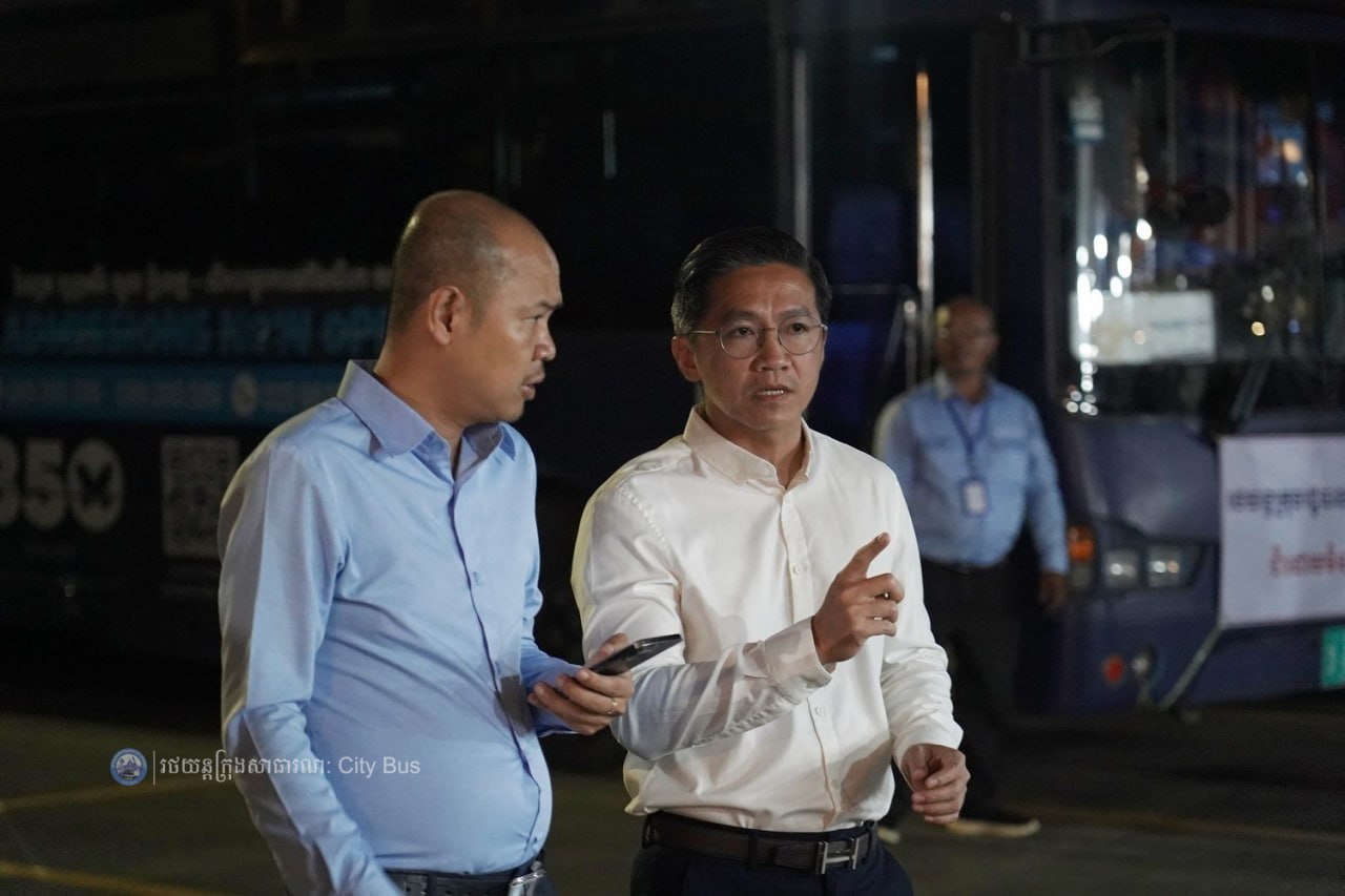 ឯកឧត្ដម ឃួង ស្រេង អភិបាល នៃគណៈអភិបាលរាជធានីភ្នំពេញ និង ឯកឧត្ដម ហេង សួរ រដ្ឋមន្ដ្រីក្រសួងការងារ និងបណ្ដុះបណ្ដាលវិជ្ជាជីវ: បានឆ្លៀតពេលដ៏មមាញឹកអញ្ជើញមកជូនដំណើរបងប្អូនប្រជាពលរដ្ឋ ដែលធ្វើដំណើរតាមរថយន្តក្រុងសាធារណៈ - image 16