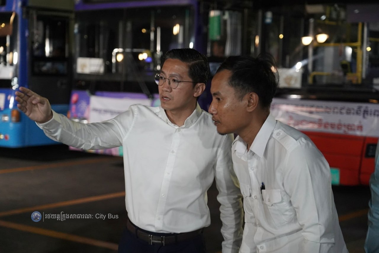 ឯកឧត្ដម ឃួង ស្រេង អភិបាល នៃគណៈអភិបាលរាជធានីភ្នំពេញ និង ឯកឧត្ដម ហេង សួរ រដ្ឋមន្ដ្រីក្រសួងការងារ និងបណ្ដុះបណ្ដាលវិជ្ជាជីវ: បានឆ្លៀតពេលដ៏មមាញឹកអញ្ជើញមកជូនដំណើរបងប្អូនប្រជាពលរដ្ឋ ដែលធ្វើដំណើរតាមរថយន្តក្រុងសាធារណៈ - image 17