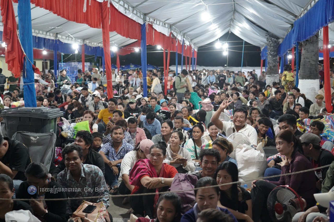 ឯកឧត្ដម ឃួង ស្រេង អភិបាល នៃគណៈអភិបាលរាជធានីភ្នំពេញ និង ឯកឧត្ដម ហេង សួរ រដ្ឋមន្ដ្រីក្រសួងការងារ និងបណ្ដុះបណ្ដាលវិជ្ជាជីវ: បានឆ្លៀតពេលដ៏មមាញឹកអញ្ជើញមកជូនដំណើរបងប្អូនប្រជាពលរដ្ឋ ដែលធ្វើដំណើរតាមរថយន្តក្រុងសាធារណៈ - image 18