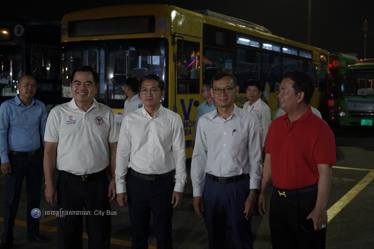 ឯកឧត្ដម ឃួង ស្រេង អភិបាល នៃគណៈអភិបាលរាជធានីភ្នំពេញ និង ឯកឧត្ដម ហេង សួរ រដ្ឋមន្ដ្រីក្រសួងការងារ និងបណ្ដុះបណ្ដាលវិជ្ជាជីវ: បានឆ្លៀតពេលដ៏មមាញឹកអញ្ជើញមកជូនដំណើរបងប្អូនប្រជាពលរដ្ឋ ដែលធ្វើដំណើរតាមរថយន្តក្រុងសាធារណៈ - image 19