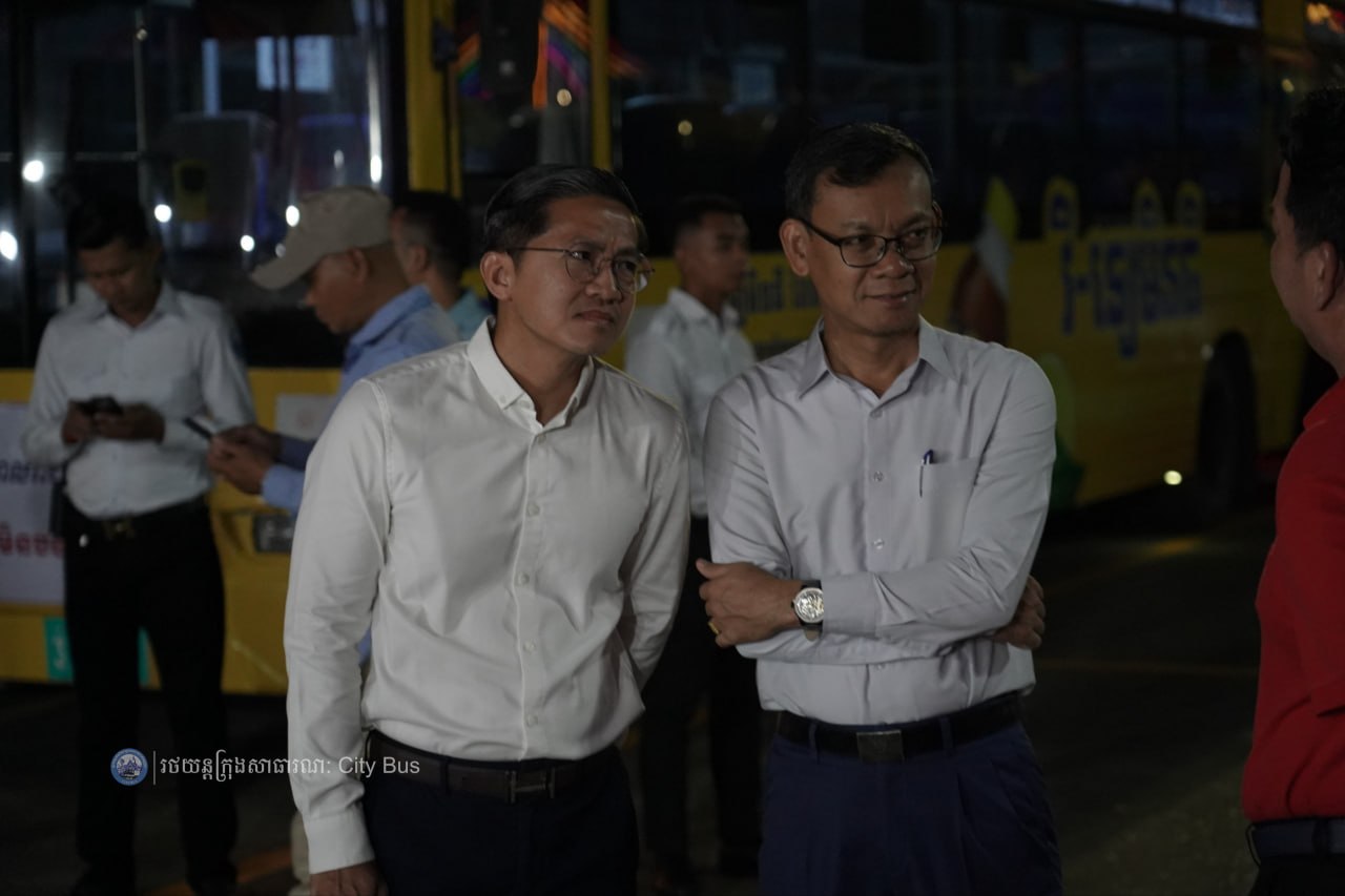 ឯកឧត្ដម ឃួង ស្រេង អភិបាល នៃគណៈអភិបាលរាជធានីភ្នំពេញ និង ឯកឧត្ដម ហេង សួរ រដ្ឋមន្ដ្រីក្រសួងការងារ និងបណ្ដុះបណ្ដាលវិជ្ជាជីវ: បានឆ្លៀតពេលដ៏មមាញឹកអញ្ជើញមកជូនដំណើរបងប្អូនប្រជាពលរដ្ឋ ដែលធ្វើដំណើរតាមរថយន្តក្រុងសាធារណៈ - image 20