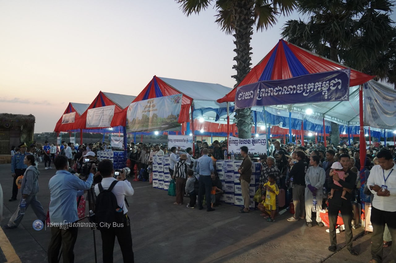 ឯកឧត្ដម ឃួង ស្រេង អភិបាល នៃគណៈអភិបាលរាជធានីភ្នំពេញ និង ឯកឧត្ដម ហេង សួរ រដ្ឋមន្ដ្រីក្រសួងការងារ និងបណ្ដុះបណ្ដាលវិជ្ជាជីវ: បានឆ្លៀតពេលដ៏មមាញឹកអញ្ជើញមកជូនដំណើរបងប្អូនប្រជាពលរដ្ឋ ដែលធ្វើដំណើរតាមរថយន្តក្រុងសាធារណៈ - image 21