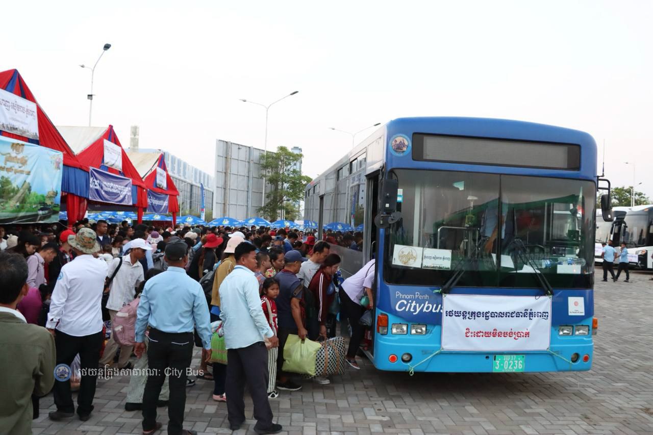 ឯកឧត្ដម ឃួង ស្រេង អភិបាល នៃគណៈអភិបាលរាជធានីភ្នំពេញ និង ឯកឧត្ដម ហេង សួរ រដ្ឋមន្ដ្រីក្រសួងការងារ និងបណ្ដុះបណ្ដាលវិជ្ជាជីវ: បានឆ្លៀតពេលដ៏មមាញឹកអញ្ជើញមកជូនដំណើរបងប្អូនប្រជាពលរដ្ឋ ដែលធ្វើដំណើរតាមរថយន្តក្រុងសាធារណៈ - image 22