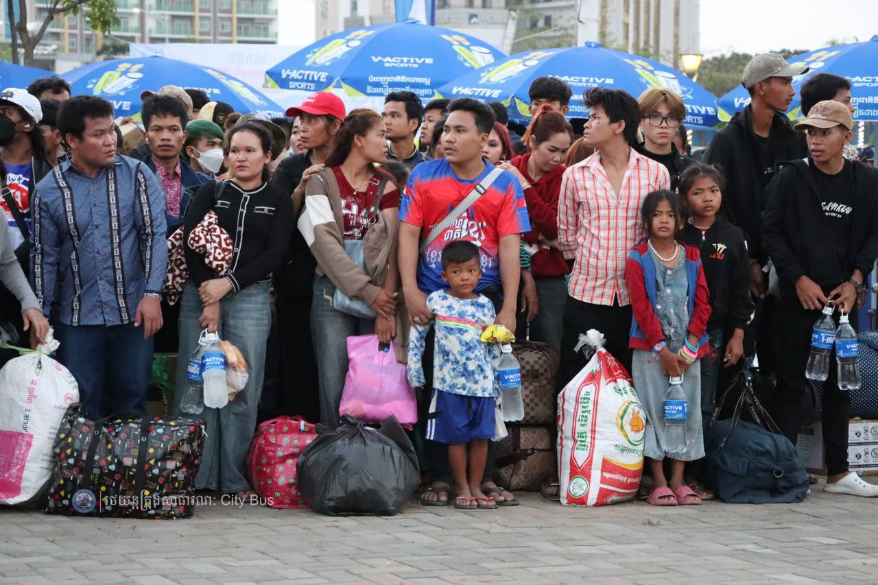 ឯកឧត្ដម ឃួង ស្រេង អភិបាល នៃគណៈអភិបាលរាជធានីភ្នំពេញ និង ឯកឧត្ដម ហេង សួរ រដ្ឋមន្ដ្រីក្រសួងការងារ និងបណ្ដុះបណ្ដាលវិជ្ជាជីវ: បានឆ្លៀតពេលដ៏មមាញឹកអញ្ជើញមកជូនដំណើរបងប្អូនប្រជាពលរដ្ឋ ដែលធ្វើដំណើរតាមរថយន្តក្រុងសាធារណៈ - image 23