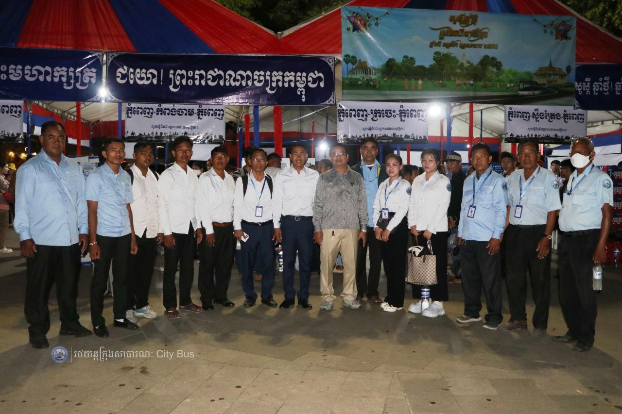 ឯកឧត្ដម ឃួង ស្រេង អភិបាល នៃគណៈអភិបាលរាជធានីភ្នំពេញ និង ឯកឧត្ដម ហេង សួរ រដ្ឋមន្ដ្រីក្រសួងការងារ និងបណ្ដុះបណ្ដាលវិជ្ជាជីវ: បានឆ្លៀតពេលដ៏មមាញឹកអញ្ជើញមកជូនដំណើរបងប្អូនប្រជាពលរដ្ឋ ដែលធ្វើដំណើរតាមរថយន្តក្រុងសាធារណៈ - image 24