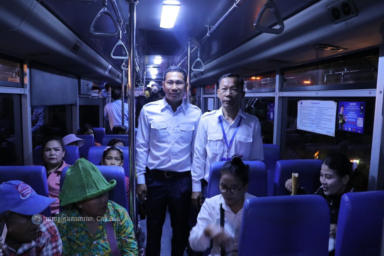 ឯកឧត្ដម ឃួង ស្រេង អភិបាល នៃគណៈអភិបាលរាជធានីភ្នំពេញ និង ឯកឧត្ដម ហេង សួរ រដ្ឋមន្ដ្រីក្រសួងការងារ និងបណ្ដុះបណ្ដាលវិជ្ជាជីវ: បានឆ្លៀតពេលដ៏មមាញឹកអញ្ជើញមកជូនដំណើរបងប្អូនប្រជាពលរដ្ឋ ដែលធ្វើដំណើរតាមរថយន្តក្រុងសាធារណៈ - image 25