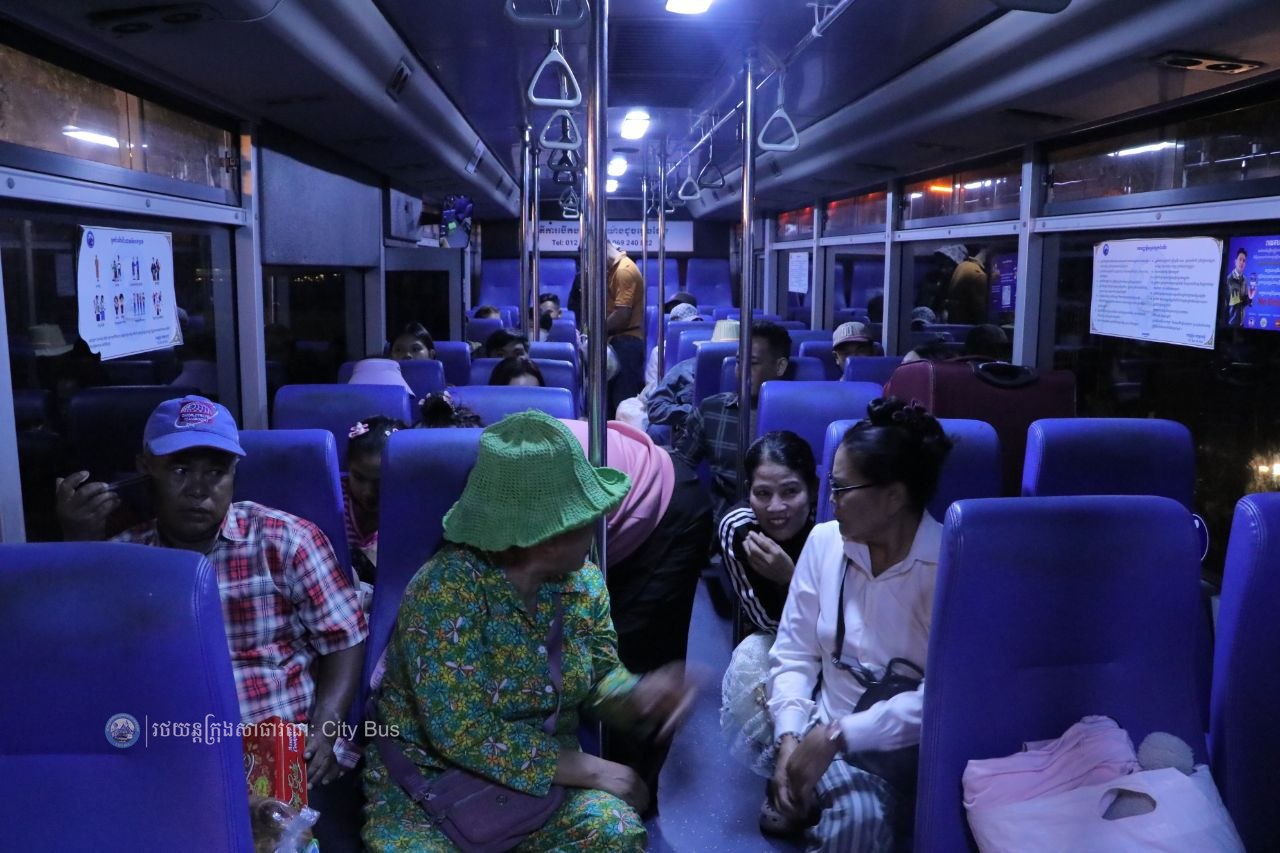 ឯកឧត្ដម ឃួង ស្រេង អភិបាល នៃគណៈអភិបាលរាជធានីភ្នំពេញ និង ឯកឧត្ដម ហេង សួរ រដ្ឋមន្ដ្រីក្រសួងការងារ និងបណ្ដុះបណ្ដាលវិជ្ជាជីវ: បានឆ្លៀតពេលដ៏មមាញឹកអញ្ជើញមកជូនដំណើរបងប្អូនប្រជាពលរដ្ឋ ដែលធ្វើដំណើរតាមរថយន្តក្រុងសាធារណៈ - image 26