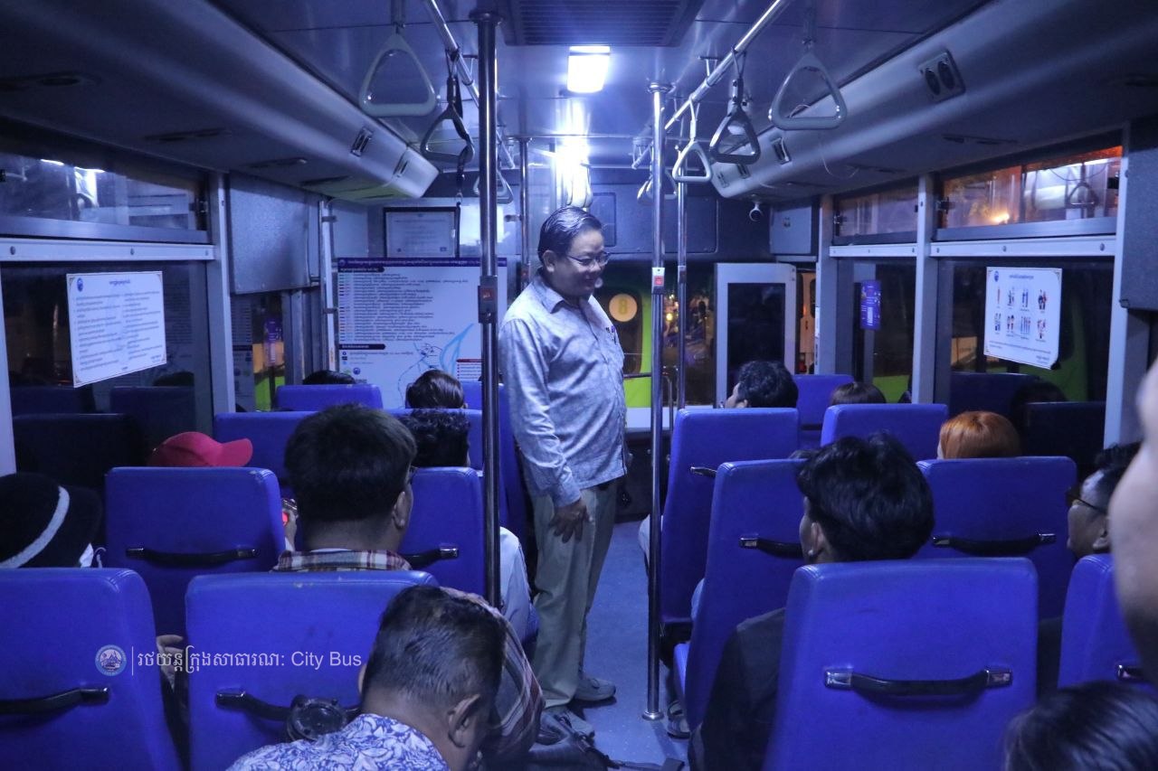 ឯកឧត្ដម ឃួង ស្រេង អភិបាល នៃគណៈអភិបាលរាជធានីភ្នំពេញ និង ឯកឧត្ដម ហេង សួរ រដ្ឋមន្ដ្រីក្រសួងការងារ និងបណ្ដុះបណ្ដាលវិជ្ជាជីវ: បានឆ្លៀតពេលដ៏មមាញឹកអញ្ជើញមកជូនដំណើរបងប្អូនប្រជាពលរដ្ឋ ដែលធ្វើដំណើរតាមរថយន្តក្រុងសាធារណៈ - image 27