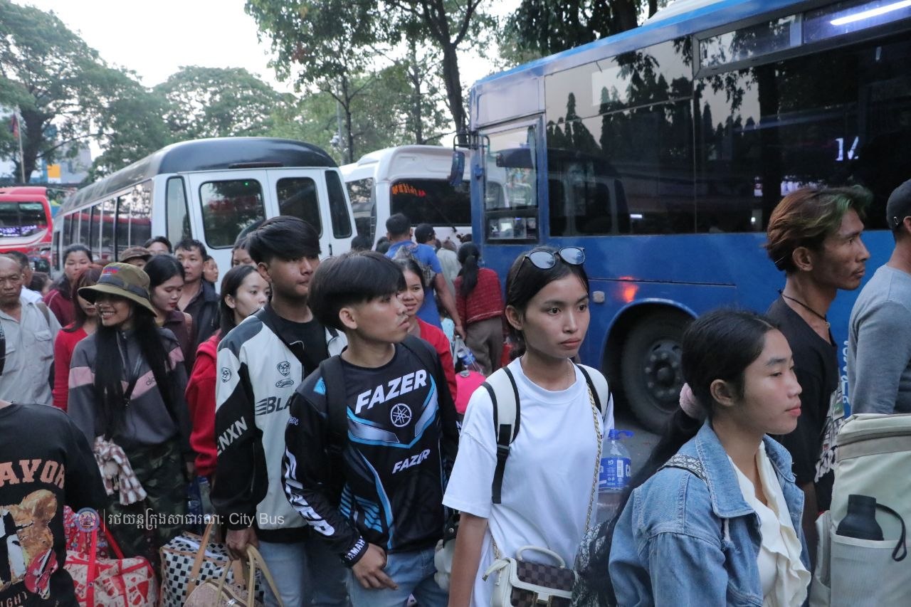 ឯកឧត្ដម ឃួង ស្រេង អភិបាល នៃគណៈអភិបាលរាជធានីភ្នំពេញ និង ឯកឧត្ដម ហេង សួរ រដ្ឋមន្ដ្រីក្រសួងការងារ និងបណ្ដុះបណ្ដាលវិជ្ជាជីវ: បានឆ្លៀតពេលដ៏មមាញឹកអញ្ជើញមកជូនដំណើរបងប្អូនប្រជាពលរដ្ឋ ដែលធ្វើដំណើរតាមរថយន្តក្រុងសាធារណៈ - image 28