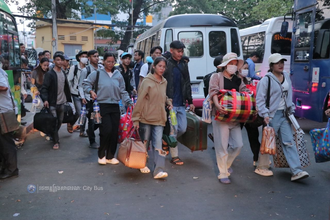 ឯកឧត្ដម ឃួង ស្រេង អភិបាល នៃគណៈអភិបាលរាជធានីភ្នំពេញ និង ឯកឧត្ដម ហេង សួរ រដ្ឋមន្ដ្រីក្រសួងការងារ និងបណ្ដុះបណ្ដាលវិជ្ជាជីវ: បានឆ្លៀតពេលដ៏មមាញឹកអញ្ជើញមកជូនដំណើរបងប្អូនប្រជាពលរដ្ឋ ដែលធ្វើដំណើរតាមរថយន្តក្រុងសាធារណៈ - image 29