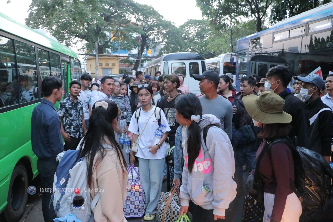 ឯកឧត្ដម ឃួង ស្រេង អភិបាល នៃគណៈអភិបាលរាជធានីភ្នំពេញ និង ឯកឧត្ដម ហេង សួរ រដ្ឋមន្ដ្រីក្រសួងការងារ និងបណ្ដុះបណ្ដាលវិជ្ជាជីវ: បានឆ្លៀតពេលដ៏មមាញឹកអញ្ជើញមកជូនដំណើរបងប្អូនប្រជាពលរដ្ឋ ដែលធ្វើដំណើរតាមរថយន្តក្រុងសាធារណៈ - image 30