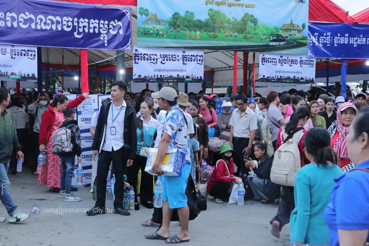 ឯកឧត្ដម ឃួង ស្រេង អភិបាល នៃគណៈអភិបាលរាជធានីភ្នំពេញ និង ឯកឧត្ដម ហេង សួរ រដ្ឋមន្ដ្រីក្រសួងការងារ និងបណ្ដុះបណ្ដាលវិជ្ជាជីវ: បានឆ្លៀតពេលដ៏មមាញឹកអញ្ជើញមកជូនដំណើរបងប្អូនប្រជាពលរដ្ឋ ដែលធ្វើដំណើរតាមរថយន្តក្រុងសាធារណៈ - image 31