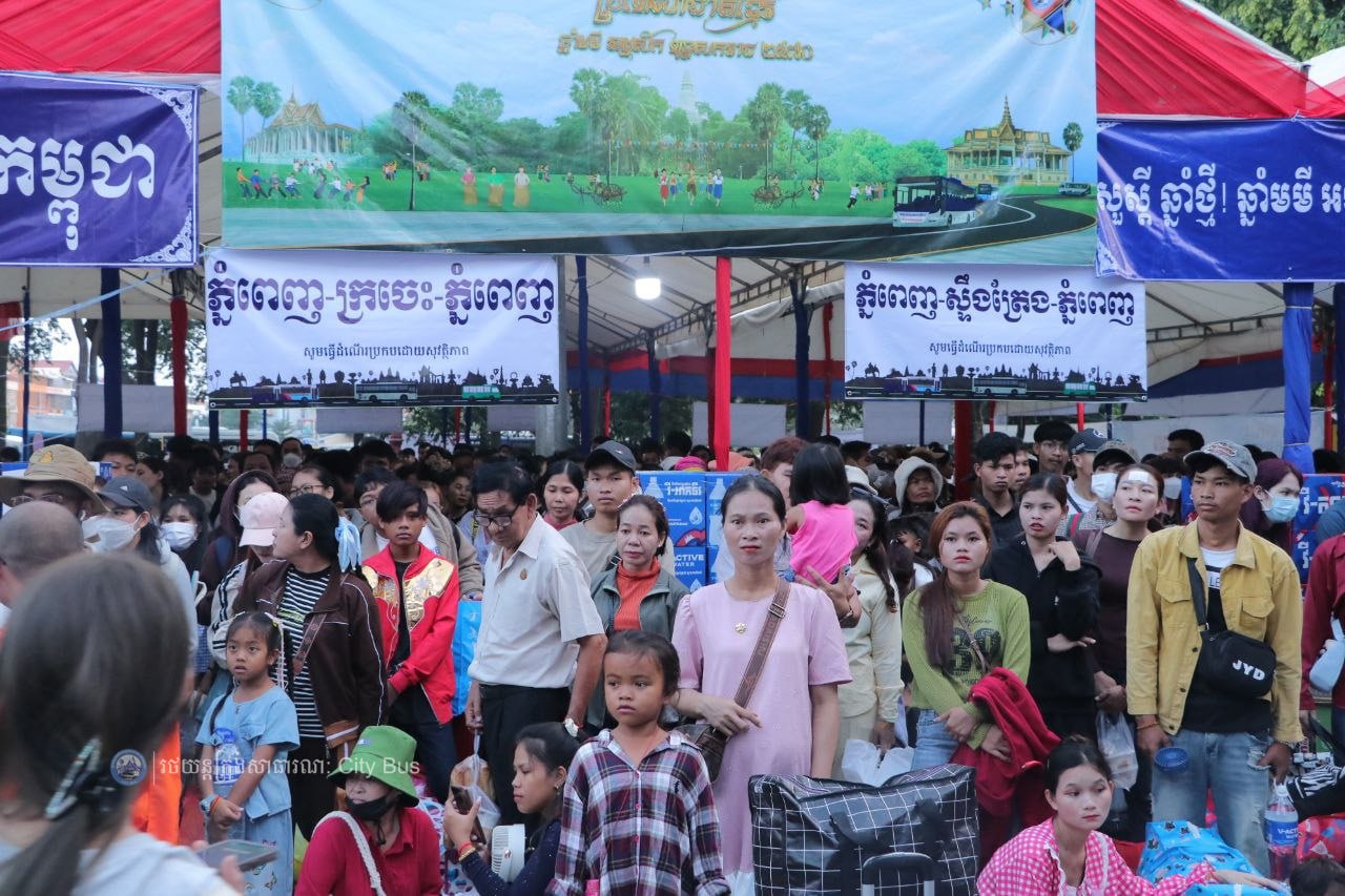 ឯកឧត្ដម ឃួង ស្រេង អភិបាល នៃគណៈអភិបាលរាជធានីភ្នំពេញ និង ឯកឧត្ដម ហេង សួរ រដ្ឋមន្ដ្រីក្រសួងការងារ និងបណ្ដុះបណ្ដាលវិជ្ជាជីវ: បានឆ្លៀតពេលដ៏មមាញឹកអញ្ជើញមកជូនដំណើរបងប្អូនប្រជាពលរដ្ឋ ដែលធ្វើដំណើរតាមរថយន្តក្រុងសាធារណៈ - image 32