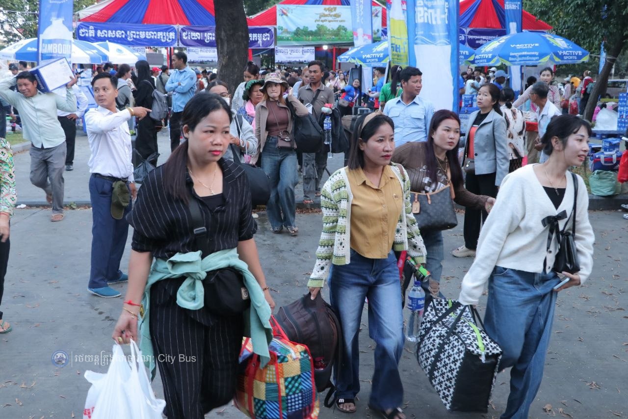 ឯកឧត្ដម ឃួង ស្រេង អភិបាល នៃគណៈអភិបាលរាជធានីភ្នំពេញ និង ឯកឧត្ដម ហេង សួរ រដ្ឋមន្ដ្រីក្រសួងការងារ និងបណ្ដុះបណ្ដាលវិជ្ជាជីវ: បានឆ្លៀតពេលដ៏មមាញឹកអញ្ជើញមកជូនដំណើរបងប្អូនប្រជាពលរដ្ឋ ដែលធ្វើដំណើរតាមរថយន្តក្រុងសាធារណៈ - image 33