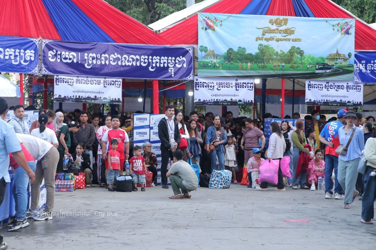 ឯកឧត្ដម ឃួង ស្រេង អភិបាល នៃគណៈអភិបាលរាជធានីភ្នំពេញ និង ឯកឧត្ដម ហេង សួរ រដ្ឋមន្ដ្រីក្រសួងការងារ និងបណ្ដុះបណ្ដាលវិជ្ជាជីវ: បានឆ្លៀតពេលដ៏មមាញឹកអញ្ជើញមកជូនដំណើរបងប្អូនប្រជាពលរដ្ឋ ដែលធ្វើដំណើរតាមរថយន្តក្រុងសាធារណៈ - image 34