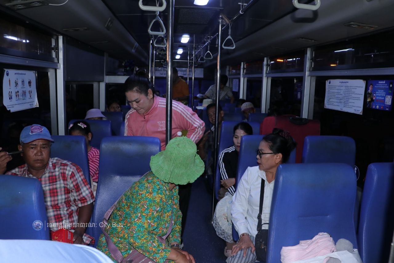 ឯកឧត្ដម ឃួង ស្រេង អភិបាល នៃគណៈអភិបាលរាជធានីភ្នំពេញ និង ឯកឧត្ដម ហេង សួរ រដ្ឋមន្ដ្រីក្រសួងការងារ និងបណ្ដុះបណ្ដាលវិជ្ជាជីវ: បានឆ្លៀតពេលដ៏មមាញឹកអញ្ជើញមកជូនដំណើរបងប្អូនប្រជាពលរដ្ឋ ដែលធ្វើដំណើរតាមរថយន្តក្រុងសាធារណៈ - image 35