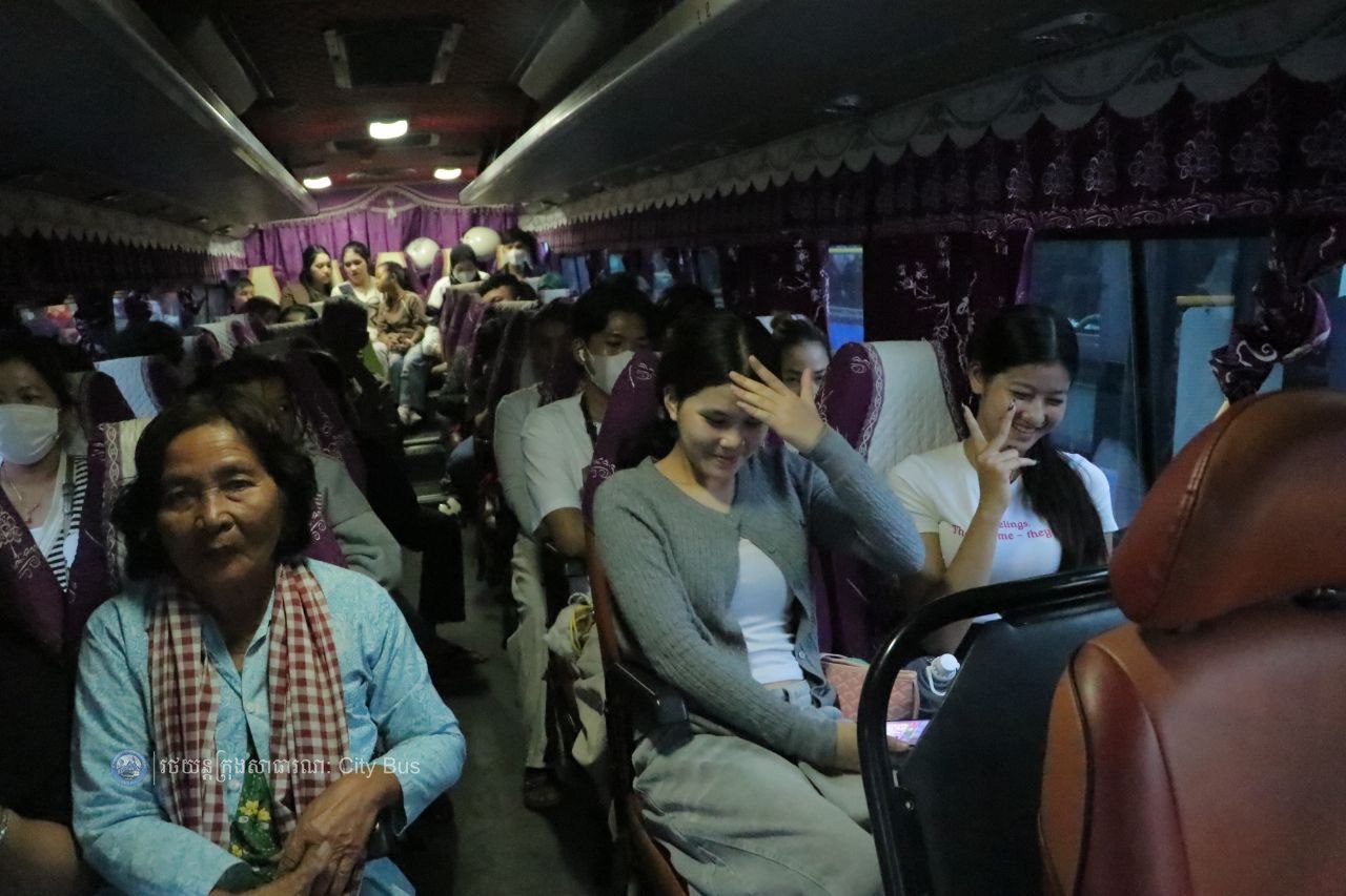 ឯកឧត្ដម ឃួង ស្រេង អភិបាល នៃគណៈអភិបាលរាជធានីភ្នំពេញ និង ឯកឧត្ដម ហេង សួរ រដ្ឋមន្ដ្រីក្រសួងការងារ និងបណ្ដុះបណ្ដាលវិជ្ជាជីវ: បានឆ្លៀតពេលដ៏មមាញឹកអញ្ជើញមកជូនដំណើរបងប្អូនប្រជាពលរដ្ឋ ដែលធ្វើដំណើរតាមរថយន្តក្រុងសាធារណៈ - image 36