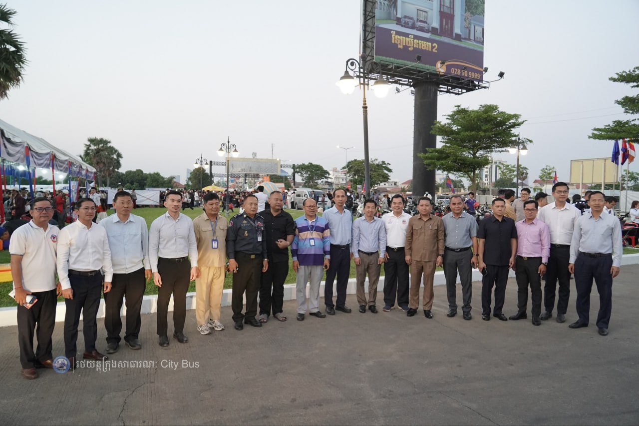 ឯកឧត្ដម ឃួង ស្រេង អភិបាល នៃគណៈអភិបាលរាជធានីភ្នំពេញ និង ឯកឧត្ដម ហេង សួរ រដ្ឋមន្ដ្រីក្រសួងការងារ និងបណ្ដុះបណ្ដាលវិជ្ជាជីវ: បានឆ្លៀតពេលដ៏មមាញឹកអញ្ជើញមកជូនដំណើរបងប្អូនប្រជាពលរដ្ឋ ដែលធ្វើដំណើរតាមរថយន្តក្រុងសាធារណៈ - image 37