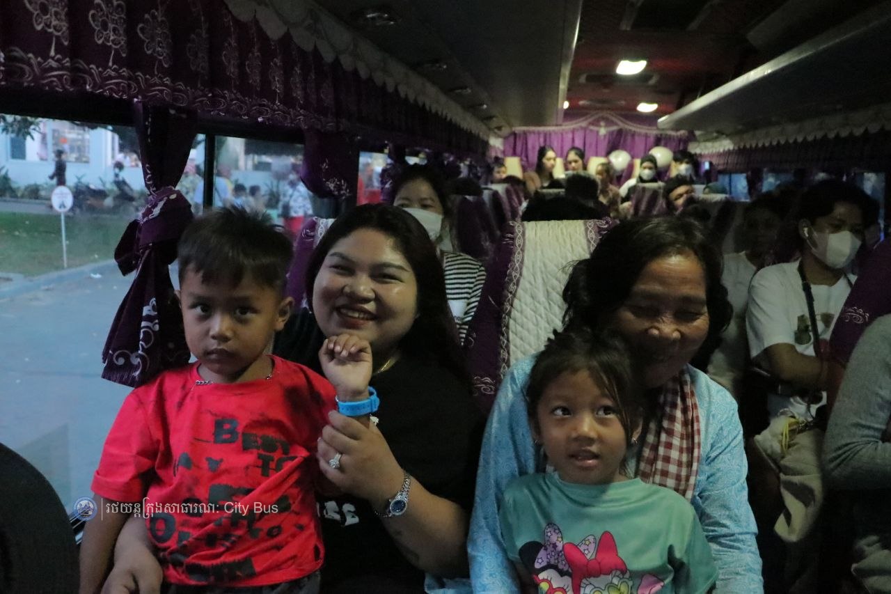 ឯកឧត្ដម ឃួង ស្រេង អភិបាល នៃគណៈអភិបាលរាជធានីភ្នំពេញ និង ឯកឧត្ដម ហេង សួរ រដ្ឋមន្ដ្រីក្រសួងការងារ និងបណ្ដុះបណ្ដាលវិជ្ជាជីវ: បានឆ្លៀតពេលដ៏មមាញឹកអញ្ជើញមកជូនដំណើរបងប្អូនប្រជាពលរដ្ឋ ដែលធ្វើដំណើរតាមរថយន្តក្រុងសាធារណៈ - image 38