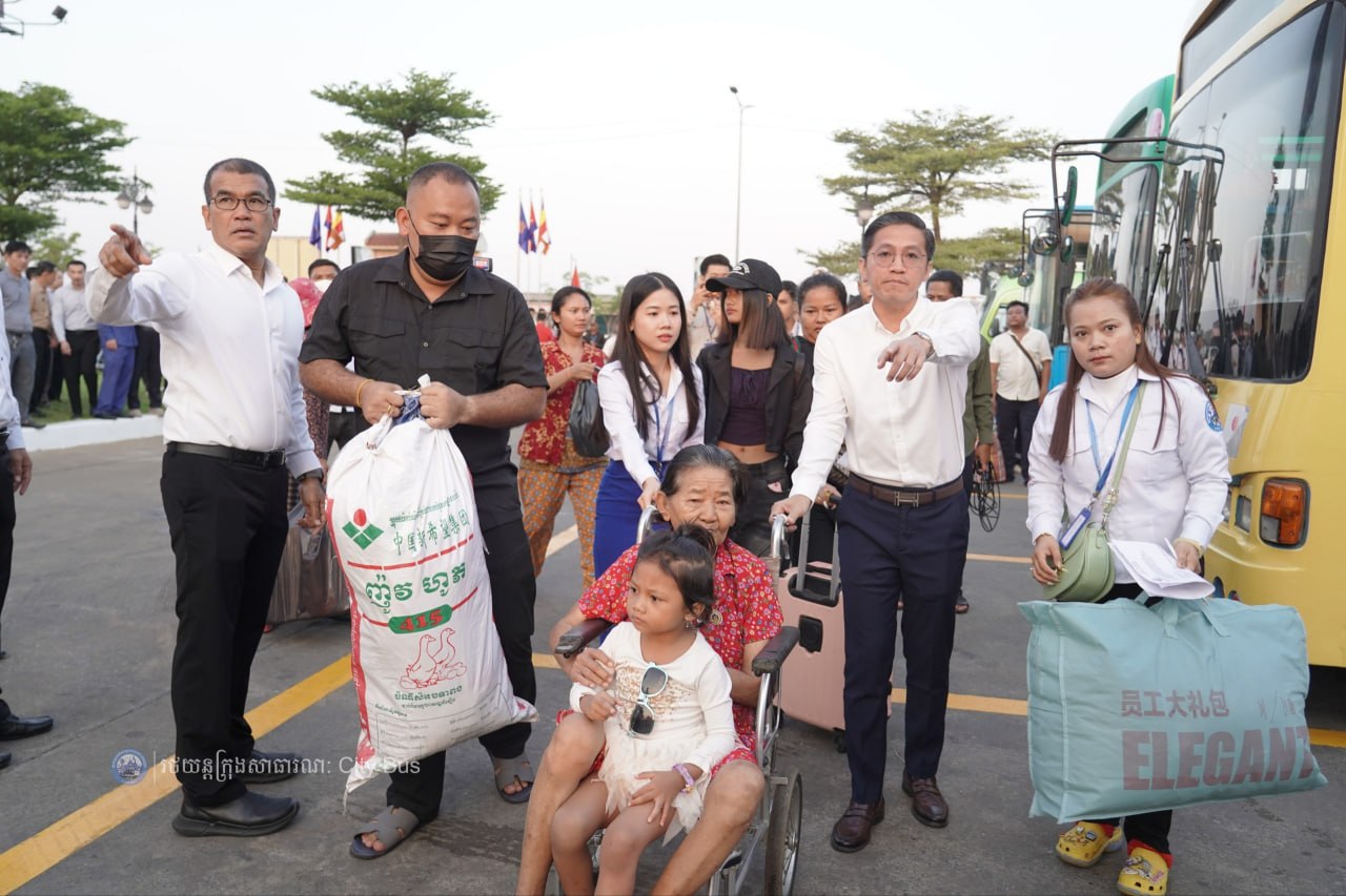 ឯកឧត្ដម ឃួង ស្រេង អភិបាល នៃគណៈអភិបាលរាជធានីភ្នំពេញ និង ឯកឧត្ដម ហេង សួរ រដ្ឋមន្ដ្រីក្រសួងការងារ និងបណ្ដុះបណ្ដាលវិជ្ជាជីវ: បានឆ្លៀតពេលដ៏មមាញឹកអញ្ជើញមកជូនដំណើរបងប្អូនប្រជាពលរដ្ឋ ដែលធ្វើដំណើរតាមរថយន្តក្រុងសាធារណៈ - image 39