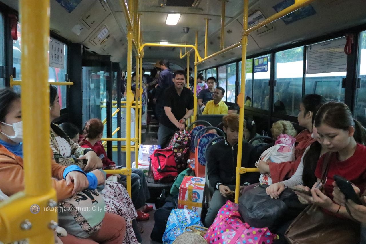 ឯកឧត្ដម ឃួង ស្រេង អភិបាល នៃគណៈអភិបាលរាជធានីភ្នំពេញ និង ឯកឧត្ដម ហេង សួរ រដ្ឋមន្ដ្រីក្រសួងការងារ និងបណ្ដុះបណ្ដាលវិជ្ជាជីវ: បានឆ្លៀតពេលដ៏មមាញឹកអញ្ជើញមកជូនដំណើរបងប្អូនប្រជាពលរដ្ឋ ដែលធ្វើដំណើរតាមរថយន្តក្រុងសាធារណៈ - image 40