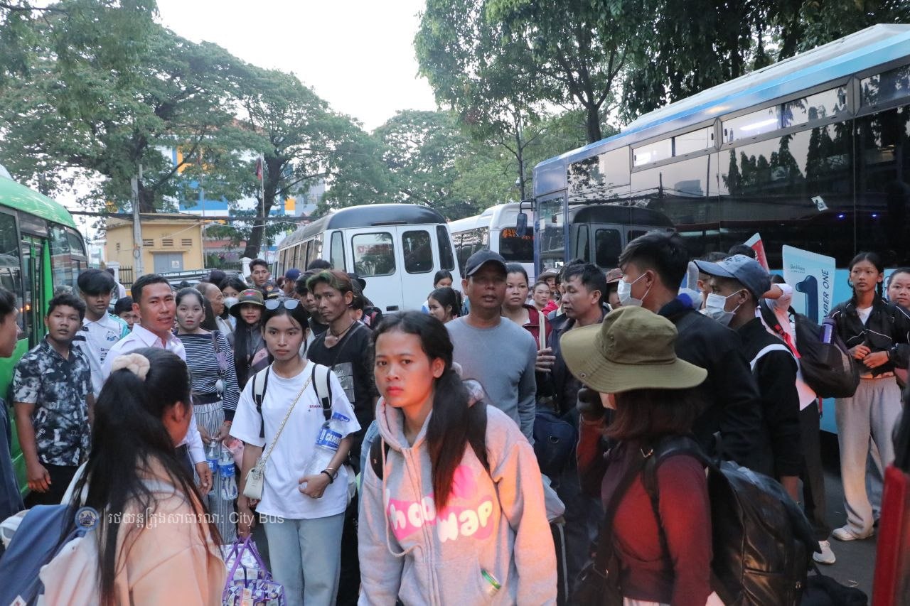 ឯកឧត្ដម ឃួង ស្រេង អភិបាល នៃគណៈអភិបាលរាជធានីភ្នំពេញ និង ឯកឧត្ដម ហេង សួរ រដ្ឋមន្ដ្រីក្រសួងការងារ និងបណ្ដុះបណ្ដាលវិជ្ជាជីវ: បានឆ្លៀតពេលដ៏មមាញឹកអញ្ជើញមកជូនដំណើរបងប្អូនប្រជាពលរដ្ឋ ដែលធ្វើដំណើរតាមរថយន្តក្រុងសាធារណៈ - image 41