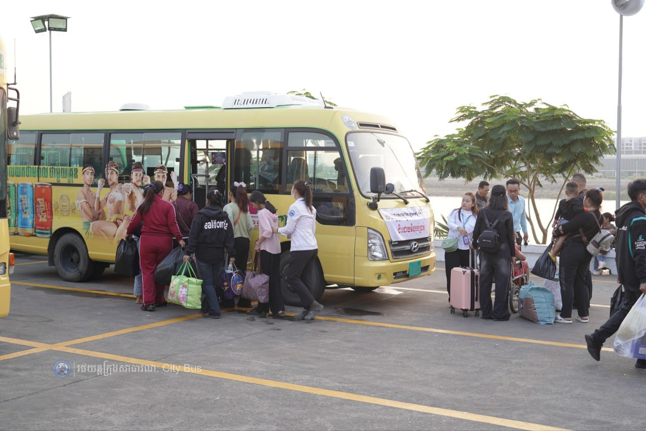 ឯកឧត្ដម ឃួង ស្រេង អភិបាល នៃគណៈអភិបាលរាជធានីភ្នំពេញ និង ឯកឧត្ដម ហេង សួរ រដ្ឋមន្ដ្រីក្រសួងការងារ និងបណ្ដុះបណ្ដាលវិជ្ជាជីវ: បានឆ្លៀតពេលដ៏មមាញឹកអញ្ជើញមកជូនដំណើរបងប្អូនប្រជាពលរដ្ឋ ដែលធ្វើដំណើរតាមរថយន្តក្រុងសាធារណៈ - image 42