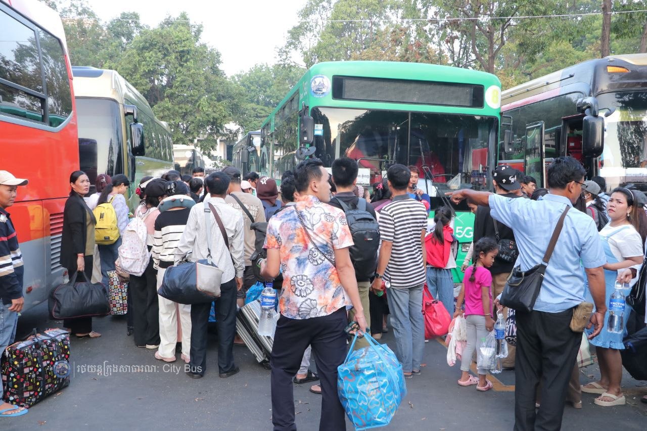 ឯកឧត្ដម ឃួង ស្រេង អភិបាល នៃគណៈអភិបាលរាជធានីភ្នំពេញ និង ឯកឧត្ដម ហេង សួរ រដ្ឋមន្ដ្រីក្រសួងការងារ និងបណ្ដុះបណ្ដាលវិជ្ជាជីវ: បានឆ្លៀតពេលដ៏មមាញឹកអញ្ជើញមកជូនដំណើរបងប្អូនប្រជាពលរដ្ឋ ដែលធ្វើដំណើរតាមរថយន្តក្រុងសាធារណៈ - image 43