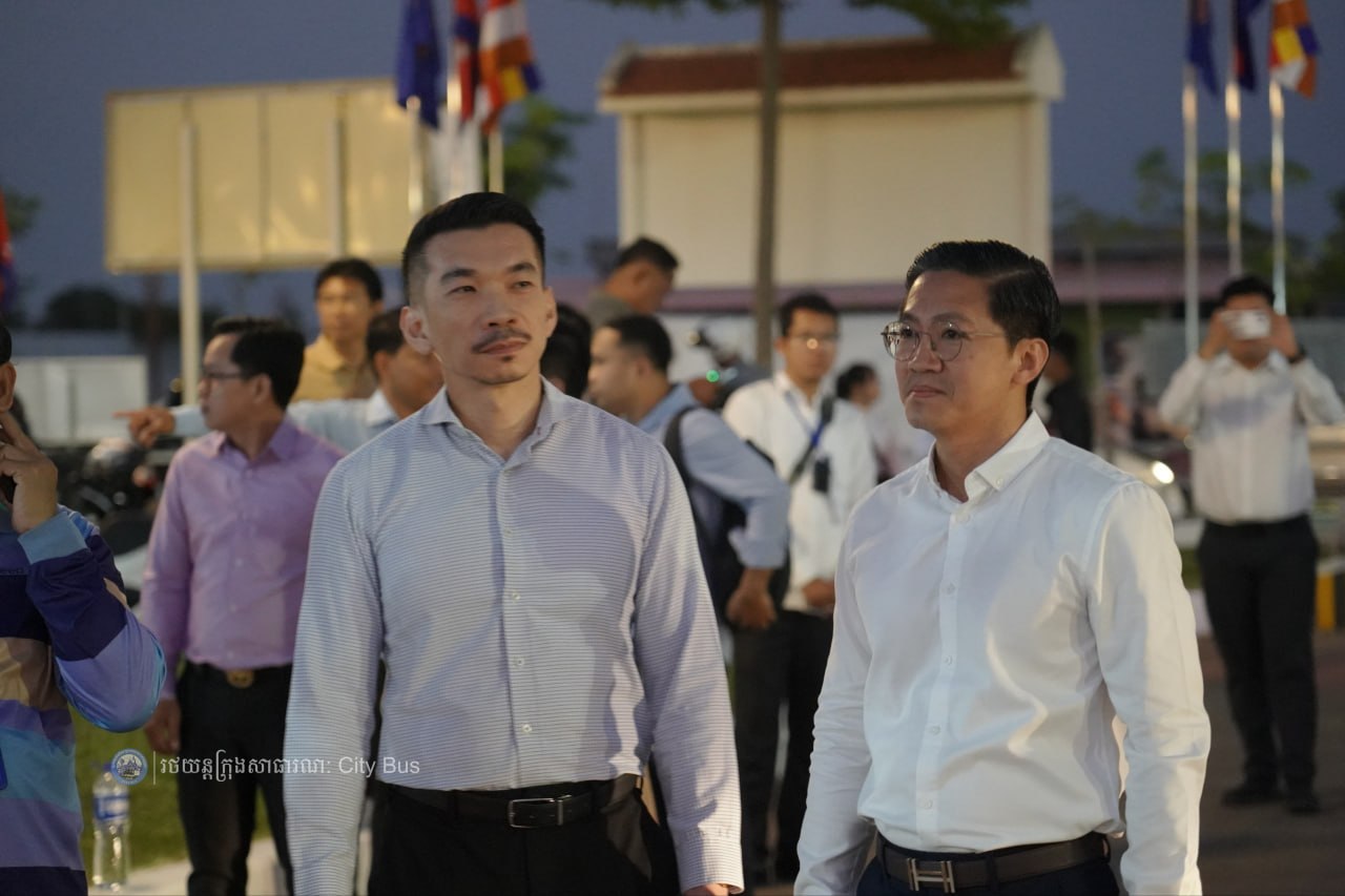 ឯកឧត្ដម ឃួង ស្រេង អភិបាល នៃគណៈអភិបាលរាជធានីភ្នំពេញ និង ឯកឧត្ដម ហេង សួរ រដ្ឋមន្ដ្រីក្រសួងការងារ និងបណ្ដុះបណ្ដាលវិជ្ជាជីវ: បានឆ្លៀតពេលដ៏មមាញឹកអញ្ជើញមកជូនដំណើរបងប្អូនប្រជាពលរដ្ឋ ដែលធ្វើដំណើរតាមរថយន្តក្រុងសាធារណៈ - image 44