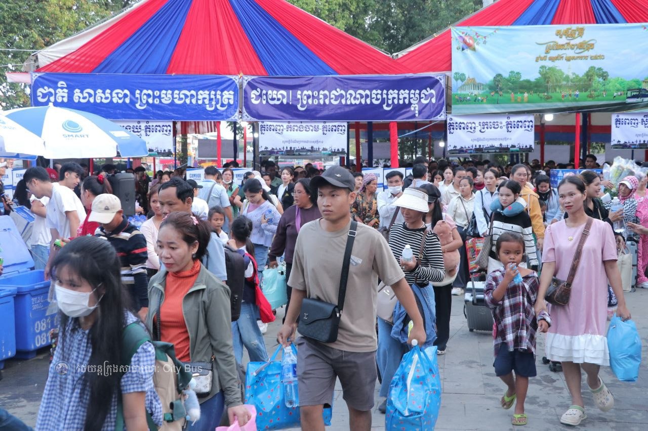 ឯកឧត្ដម ឃួង ស្រេង អភិបាល នៃគណៈអភិបាលរាជធានីភ្នំពេញ និង ឯកឧត្ដម ហេង សួរ រដ្ឋមន្ដ្រីក្រសួងការងារ និងបណ្ដុះបណ្ដាលវិជ្ជាជីវ: បានឆ្លៀតពេលដ៏មមាញឹកអញ្ជើញមកជូនដំណើរបងប្អូនប្រជាពលរដ្ឋ ដែលធ្វើដំណើរតាមរថយន្តក្រុងសាធារណៈ - image 45