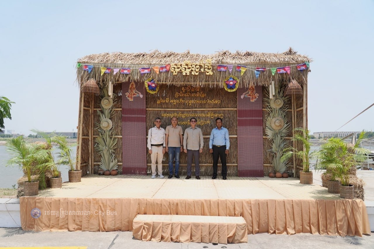 រថយន្តក្រុងសាធារណៈដែលរៀបចំដោយរដ្ឋបាលរាជធានីភ្នំពេញ បានត្រៀមរួចរាល់ ទាំងរថយន្ត ទាំងអ្នកបើកបរ និងមានទឹកពិសាបរិសុទ្ធដោយឥតគិតថ្លៃ នៅតាមគោលដៅចេញដំណើរនីមួយៗ សម្រាប់ដឹកជញ្ជូនបងប្អូនប្រជាពលរដ្ឋ ក្នុងការធ្វើដំណើរទៅលេងស្រុកកំណើត ជួបជុំបងប្អូនគ្រួសារ ក្នុងឱកាសអបអរសាទរពិធីបុណ្យចូលឆ្នាំប្រពៃណីជាតិខ្មែរ  - image 2