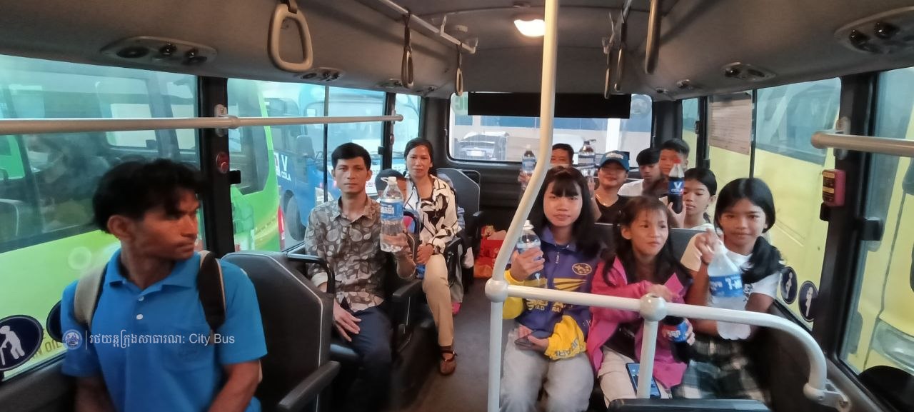 ឯកឧត្ដម ឃួង ស្រេង អភិបាល នៃគណៈអភិបាលរាជធានីភ្នំពេញ និង ឯកឧត្ដម ហេង សួរ រដ្ឋមន្ដ្រីក្រសួងការងារ និងបណ្ដុះបណ្ដាលវិជ្ជាជីវ: បានឆ្លៀតពេលដ៏មមាញឹកអញ្ជើញមកជូនដំណើរបងប្អូនប្រជាពលរដ្ឋ ដែលធ្វើដំណើរតាមរថយន្តក្រុងសាធារណៈ - image 46