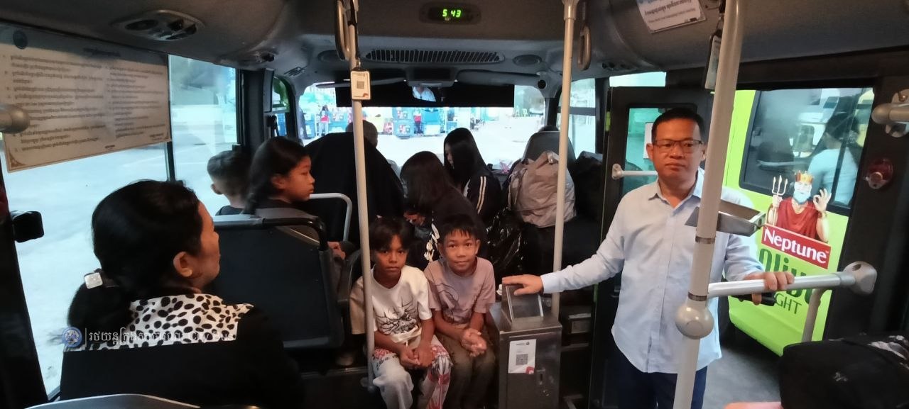 ឯកឧត្ដម ឃួង ស្រេង អភិបាល នៃគណៈអភិបាលរាជធានីភ្នំពេញ និង ឯកឧត្ដម ហេង សួរ រដ្ឋមន្ដ្រីក្រសួងការងារ និងបណ្ដុះបណ្ដាលវិជ្ជាជីវ: បានឆ្លៀតពេលដ៏មមាញឹកអញ្ជើញមកជូនដំណើរបងប្អូនប្រជាពលរដ្ឋ ដែលធ្វើដំណើរតាមរថយន្តក្រុងសាធារណៈ - image 47