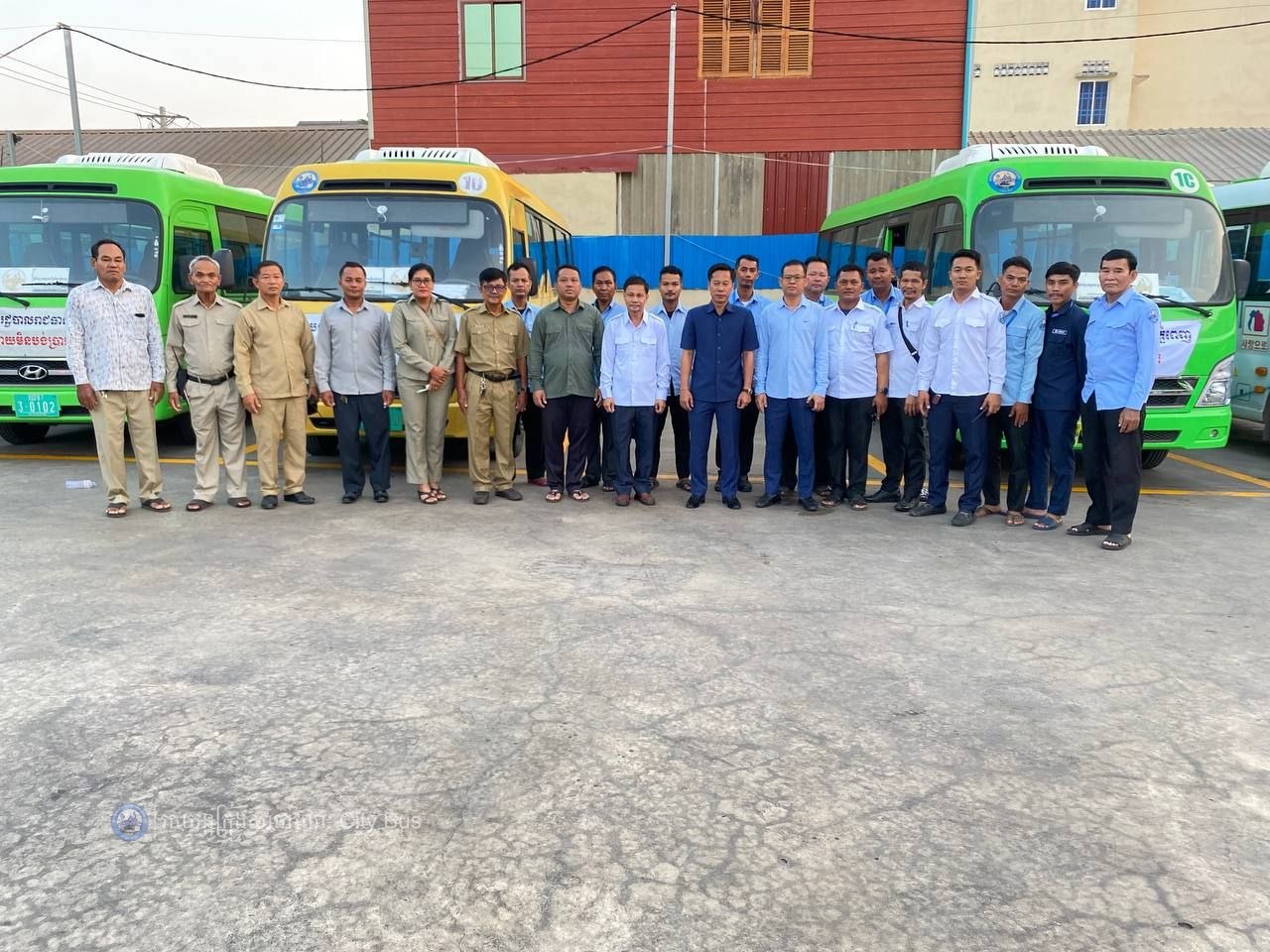 ឯកឧត្ដម ឃួង ស្រេង អភិបាល នៃគណៈអភិបាលរាជធានីភ្នំពេញ និង ឯកឧត្ដម ហេង សួរ រដ្ឋមន្ដ្រីក្រសួងការងារ និងបណ្ដុះបណ្ដាលវិជ្ជាជីវ: បានឆ្លៀតពេលដ៏មមាញឹកអញ្ជើញមកជូនដំណើរបងប្អូនប្រជាពលរដ្ឋ ដែលធ្វើដំណើរតាមរថយន្តក្រុងសាធារណៈ - image 48