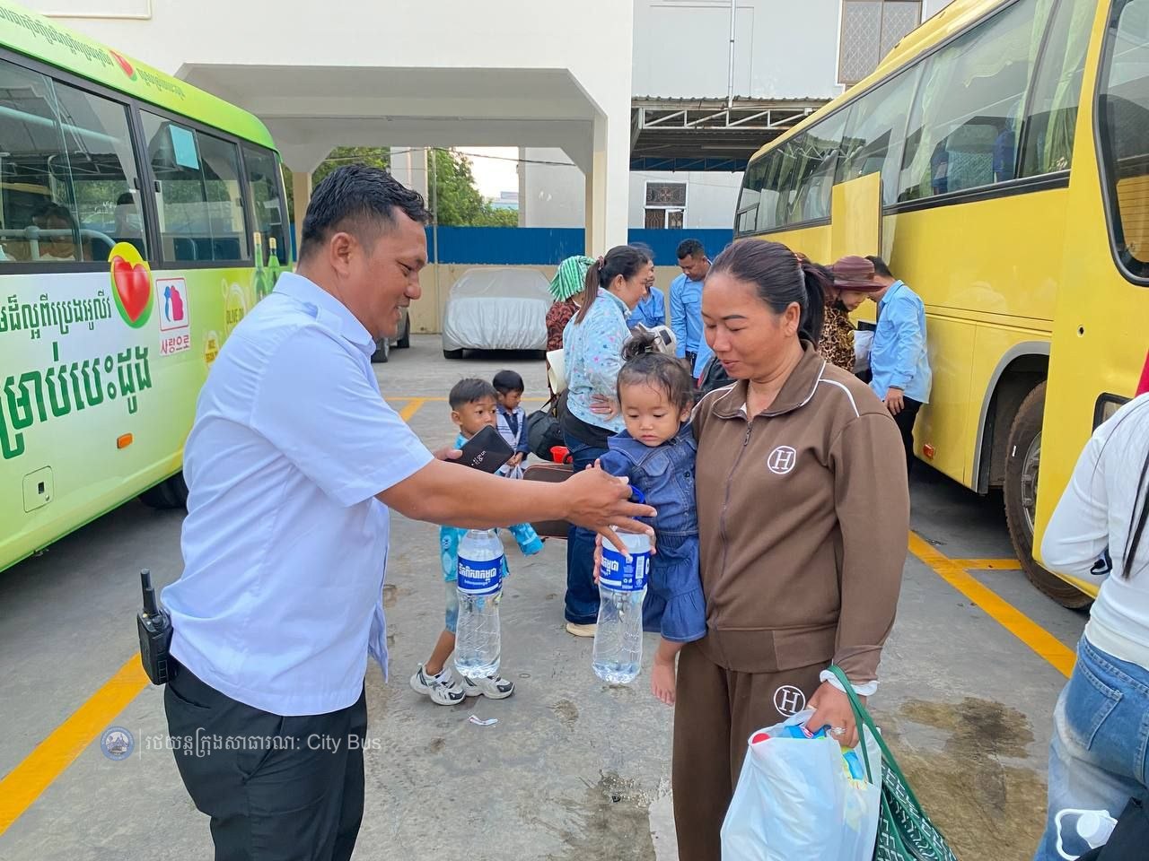 ឯកឧត្ដម ឃួង ស្រេង អភិបាល នៃគណៈអភិបាលរាជធានីភ្នំពេញ និង ឯកឧត្ដម ហេង សួរ រដ្ឋមន្ដ្រីក្រសួងការងារ និងបណ្ដុះបណ្ដាលវិជ្ជាជីវ: បានឆ្លៀតពេលដ៏មមាញឹកអញ្ជើញមកជូនដំណើរបងប្អូនប្រជាពលរដ្ឋ ដែលធ្វើដំណើរតាមរថយន្តក្រុងសាធារណៈ - image 49