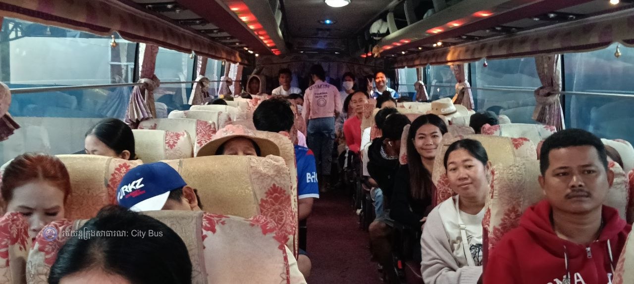 ឯកឧត្ដម ឃួង ស្រេង អភិបាល នៃគណៈអភិបាលរាជធានីភ្នំពេញ និង ឯកឧត្ដម ហេង សួរ រដ្ឋមន្ដ្រីក្រសួងការងារ និងបណ្ដុះបណ្ដាលវិជ្ជាជីវ: បានឆ្លៀតពេលដ៏មមាញឹកអញ្ជើញមកជូនដំណើរបងប្អូនប្រជាពលរដ្ឋ ដែលធ្វើដំណើរតាមរថយន្តក្រុងសាធារណៈ - image 50