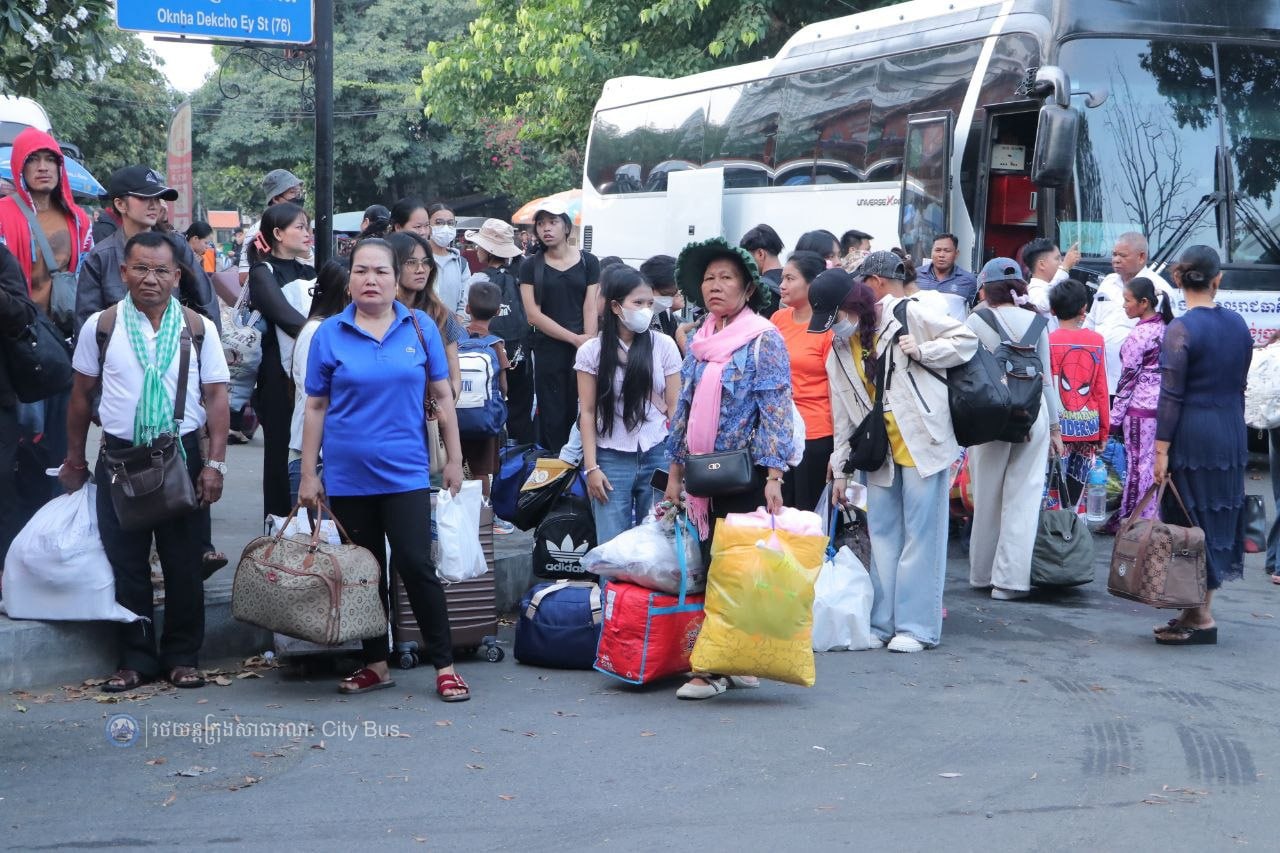 ឯកឧត្ដម ឃួង ស្រេង អភិបាល នៃគណៈអភិបាលរាជធានីភ្នំពេញ និង ឯកឧត្ដម ហេង សួរ រដ្ឋមន្ដ្រីក្រសួងការងារ និងបណ្ដុះបណ្ដាលវិជ្ជាជីវ: បានឆ្លៀតពេលដ៏មមាញឹកអញ្ជើញមកជូនដំណើរបងប្អូនប្រជាពលរដ្ឋ ដែលធ្វើដំណើរតាមរថយន្តក្រុងសាធារណៈ - image 52