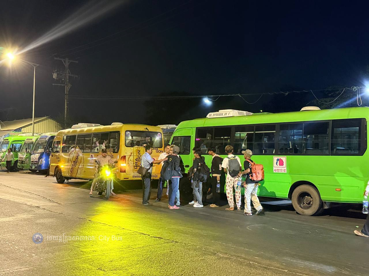 ឯកឧត្ដម ឃួង ស្រេង អភិបាល នៃគណៈអភិបាលរាជធានីភ្នំពេញ និង ឯកឧត្ដម ហេង សួរ រដ្ឋមន្ដ្រីក្រសួងការងារ និងបណ្ដុះបណ្ដាលវិជ្ជាជីវ: បានឆ្លៀតពេលដ៏មមាញឹកអញ្ជើញមកជូនដំណើរបងប្អូនប្រជាពលរដ្ឋ ដែលធ្វើដំណើរតាមរថយន្តក្រុងសាធារណៈ - image 53