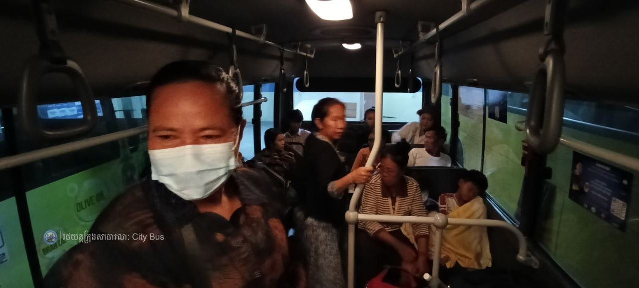 ឯកឧត្ដម ឃួង ស្រេង អភិបាល នៃគណៈអភិបាលរាជធានីភ្នំពេញ និង ឯកឧត្ដម ហេង សួរ រដ្ឋមន្ដ្រីក្រសួងការងារ និងបណ្ដុះបណ្ដាលវិជ្ជាជីវ: បានឆ្លៀតពេលដ៏មមាញឹកអញ្ជើញមកជូនដំណើរបងប្អូនប្រជាពលរដ្ឋ ដែលធ្វើដំណើរតាមរថយន្តក្រុងសាធារណៈ - image 54